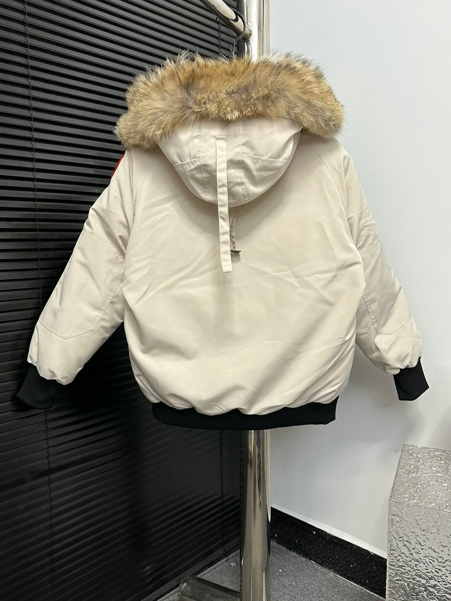 P780 [Canada goose] 01 Exdition Parka Down Jacket for Couples. Genuine original version. You need to compare with the genuine product at any time. All accessories are custom-made from the original factory. 💯The softness and hardness of the fabric is compared with the original one. It can be restored by kneading at will (fabric misunderstanding: fabrics with high hardness are not waterproof. Only those who buy the latest authentic version this year will notice the softness and comfort of the fabric) 💯The down is synchronized with the genuine white duck down, fluffy and not lumpy. Electronically controlled velvet filling machine 💯Customized zippers with genuine YKK military-grade copper core zipper pullers, high hardness and no jamming 💯The fur collar is purchased from Western Canada coyote skin original customization 💯All workmanship and wiring are controlled by workers with more than ten years of service. They must be horizontal and vertical, and are not crooked. The inner wiring density is more sophisticated. Feel free to compare 💯label, collar label, washed label, hangtag, zipper rope, pocket label Back label, collar velvet, Velcro fasteners, cuffs, all details are updated simultaneously with the original product. The best version, the most complete colors, battle all kinds of worldly goods, sizes: XS-XXL